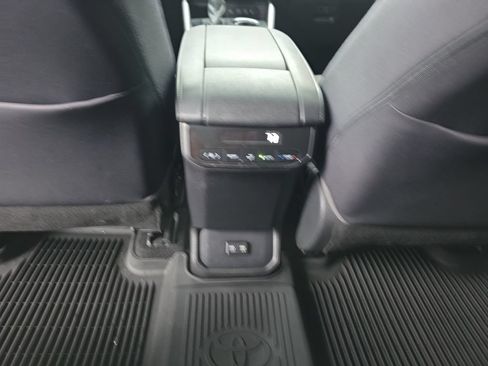 Used 2020 Toyota Highlander L FWD image 31
