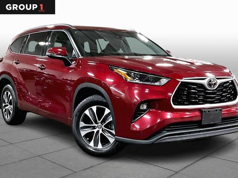 Used 2021 Toyota Highlander XLE image 2