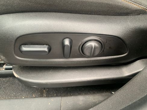 Used 2020 Chevrolet Equinox LT w/ Driver Convenience Package image 7