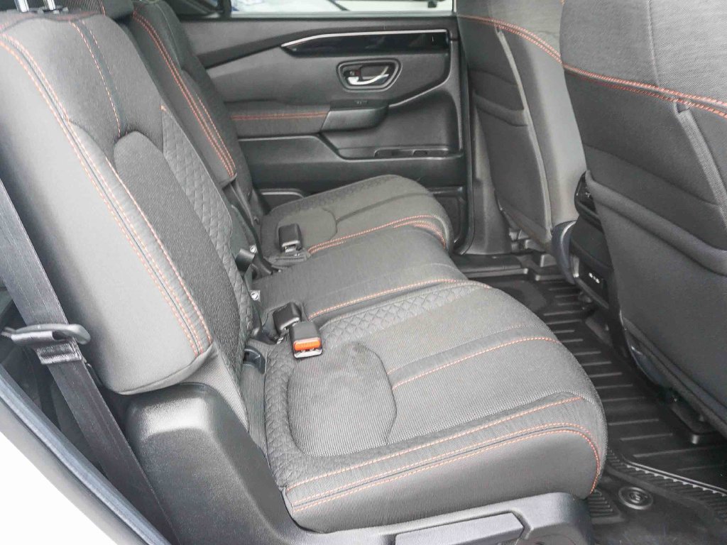 Used 2025 Honda Pilot Sport image 13