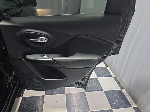 Used 2016 Jeep Cherokee Latitude w/ Cold Weather Group image 8