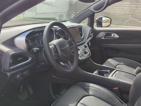 New 2026 Chrysler Pacifica Limited AWD/4WD image 16