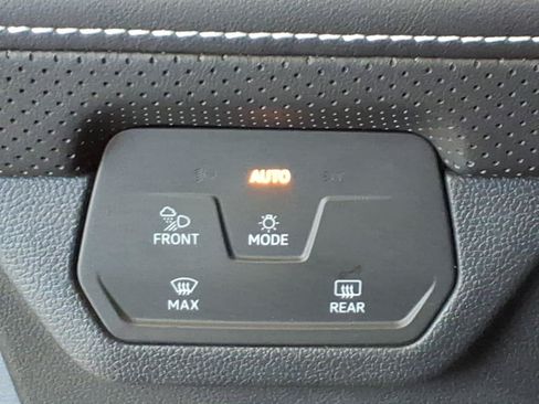 Certified 2024 Volkswagen Atlas Cross Sport SE FWD image 11
