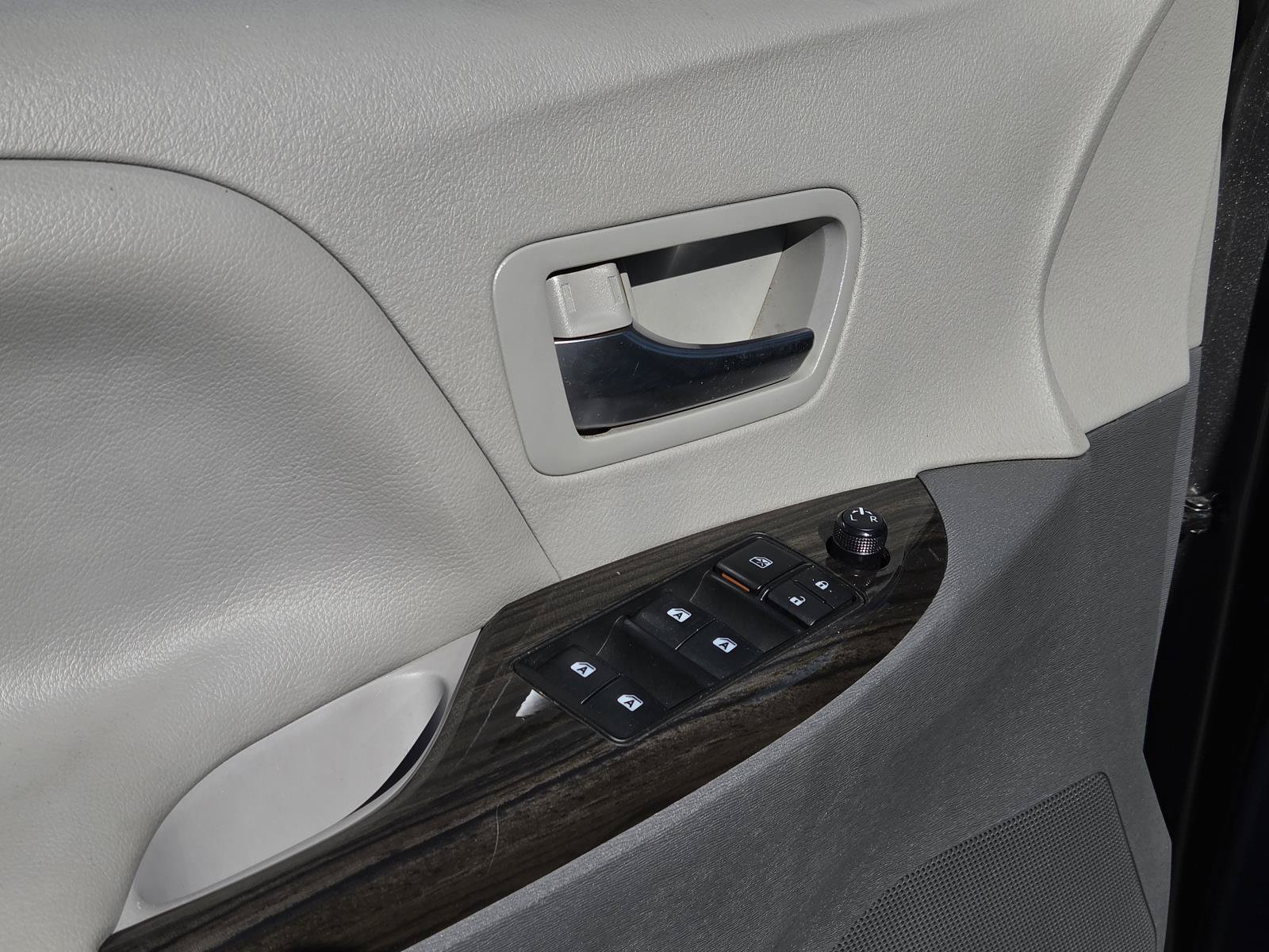 Used 2020 Toyota Sienna XLE FWD image 29
