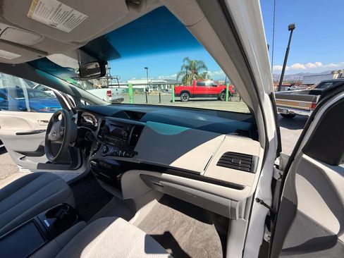 Used 2014 Toyota Sienna LE image 17