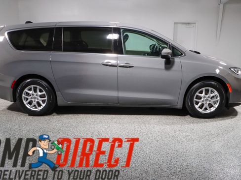 Used 2023 Chrysler Pacifica Touring-L FWD image 6