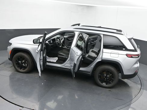 Used 2024 Jeep Grand Cherokee Altitude image 64