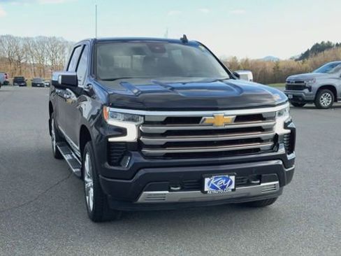 Used 2022 Chevrolet Silverado 1500 High Country w/ High Country Premium Package AWD/4WD image 3