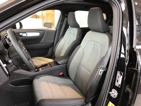 Used 2025 Volvo XC40 B5 Core w/ Protection Package Premier image 25