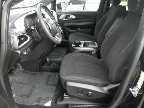 Used 2022 Chrysler Pacifica Touring image 14