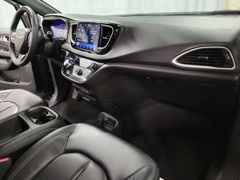 Used 2025 Chrysler Pacifica Select FWD image 36