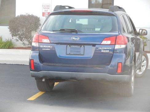 Used 2011 Subaru Outback 2.5i Premium w/ All-Weather Pkg AWD/4WD image 16
