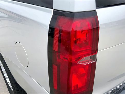 Used 2018 Chevrolet Suburban LT RWD image 28