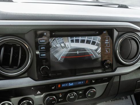 Used 2019 Toyota Tacoma TRD Sport image 9