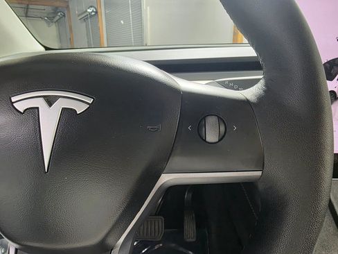 Used 2022 Tesla Model Y Long Range image 28