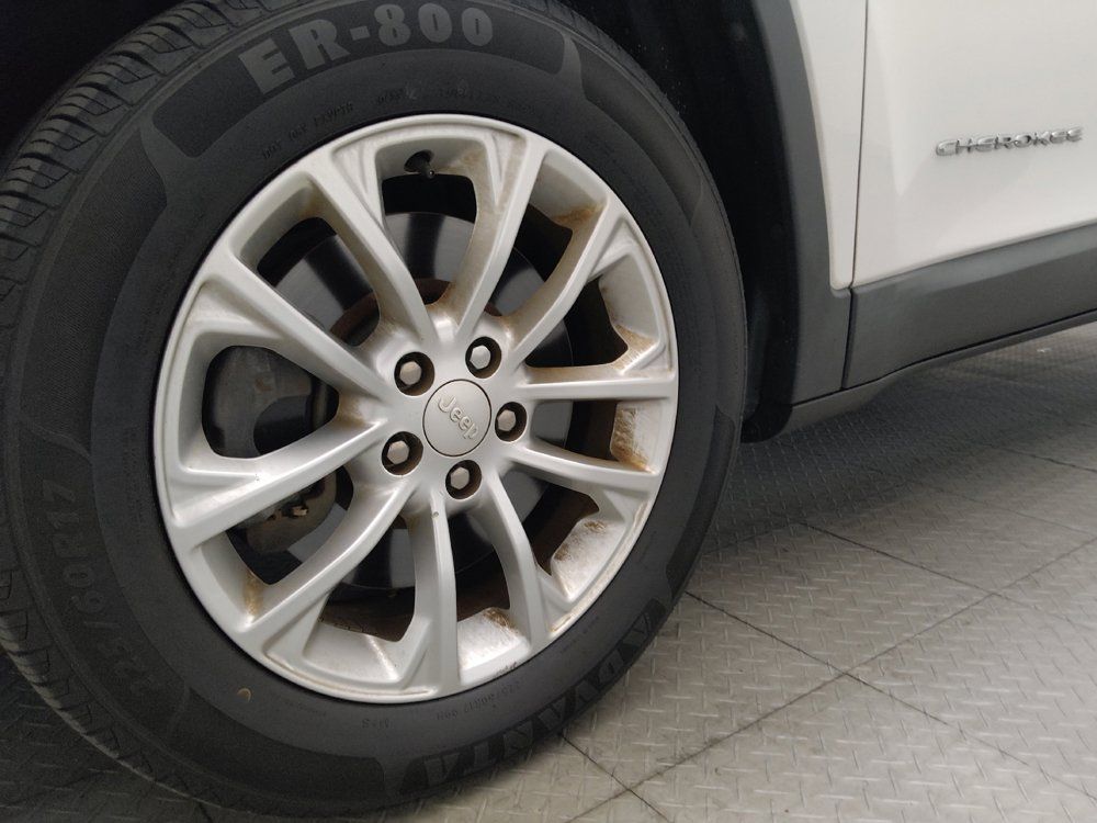 Used 2019 Jeep Cherokee Latitude w/ Popular Appearance Group FWD image 31