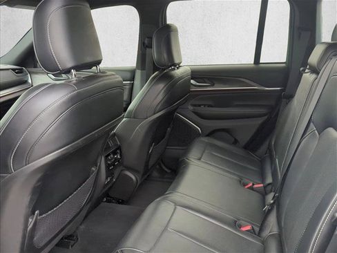 Used 2023 Jeep Grand Cherokee Overland AWD/4WD image 18