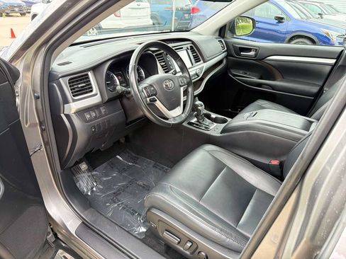 Used 2017 Toyota Highlander XLE AWD/4WD image 2