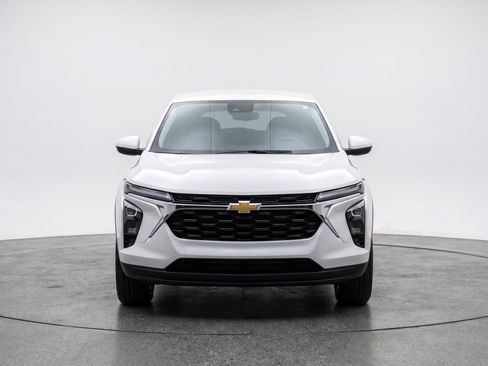 Used 2025 Chevrolet Trax LT FWD image 2
