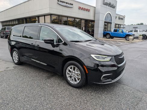 Used 2025 Chrysler Pacifica Select FWD image 7