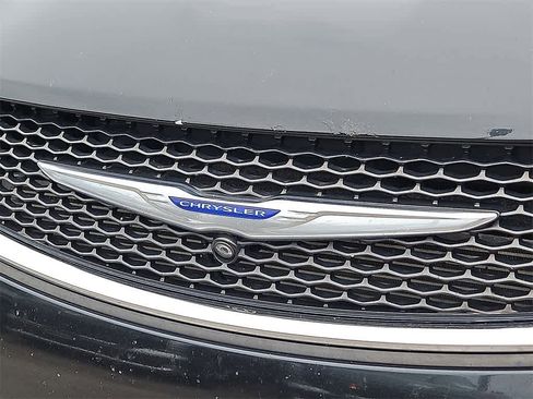 Used 2019 Chrysler Pacifica Touring-L Plus w/ Advanced Safetytec Group image 32