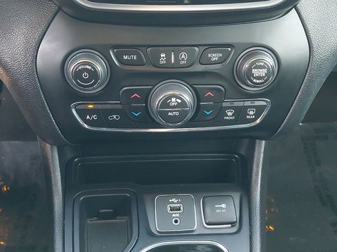 Used 2019 Jeep Cherokee Limited FWD image 23