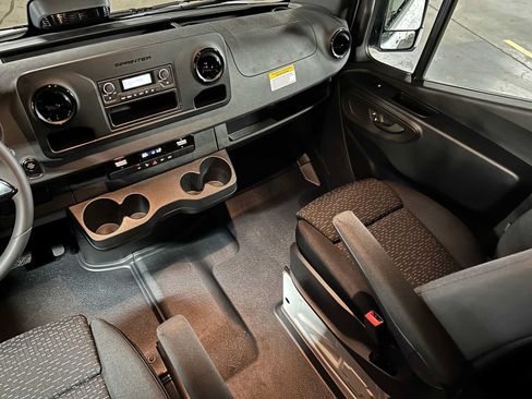 Used 2025 Mercedes-Benz Sprinter 2500 image 33