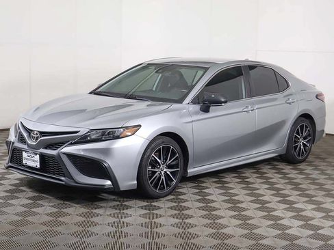 Used 2022 Toyota Camry SE FWD image 5