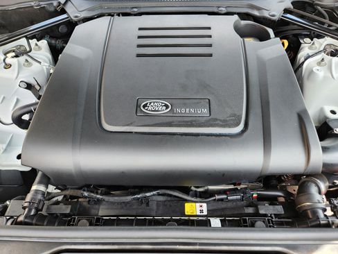 Used 2025 Land Rover Discovery S image 7