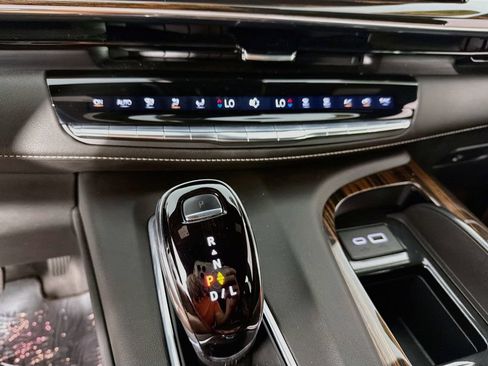 Used 2023 Cadillac Escalade Premium Luxury AWD/4WD image 19