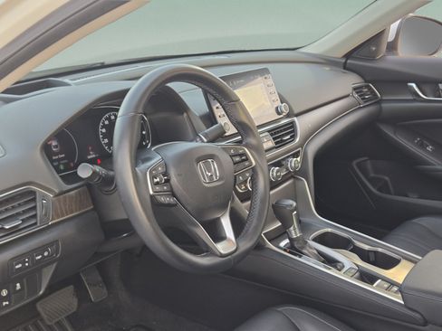 Used 2018 Honda Accord Touring image 10