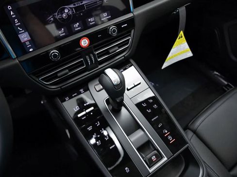 Certified 2025 Porsche Macan image 21