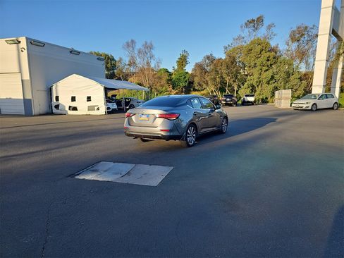Used 2021 Nissan Sentra SV w/ SV Premium Package image 4