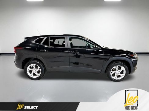 Used 2024 Chevrolet Trax LS w/ LS Convenience Package FWD image 6