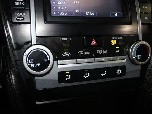 Used 2012 Toyota Camry SE FWD image 16
