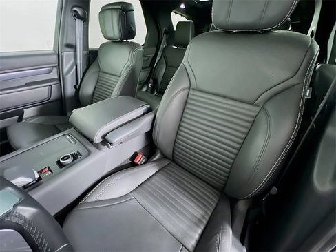 Used 2025 Land Rover Discovery Metropolitan Edition image 22