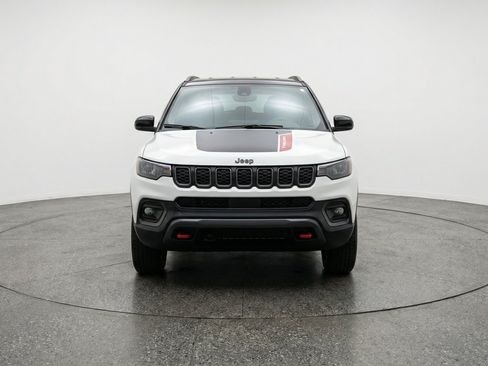 Used 2025 Jeep Compass Trailhawk AWD/4WD image 2