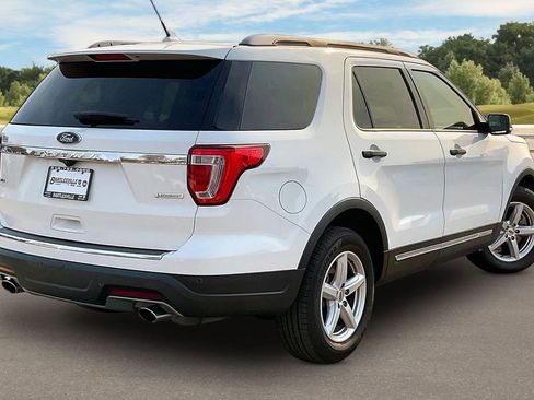 Used 2018 Ford Explorer XLT w/ Equipment Group 201A FWD image 11