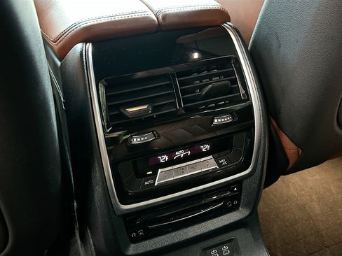 Used 2020 BMW X7 M50i w/ Dynamic Handling Package image 28