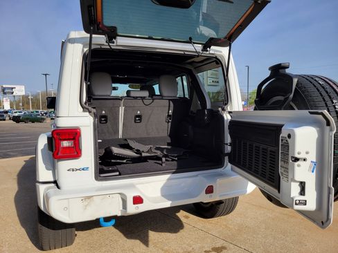 Used 2023 Jeep Wrangler Unlimited Sahara AWD/4WD image 20
