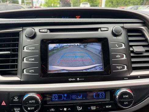 Used 2015 Toyota Highlander LE FWD image 16