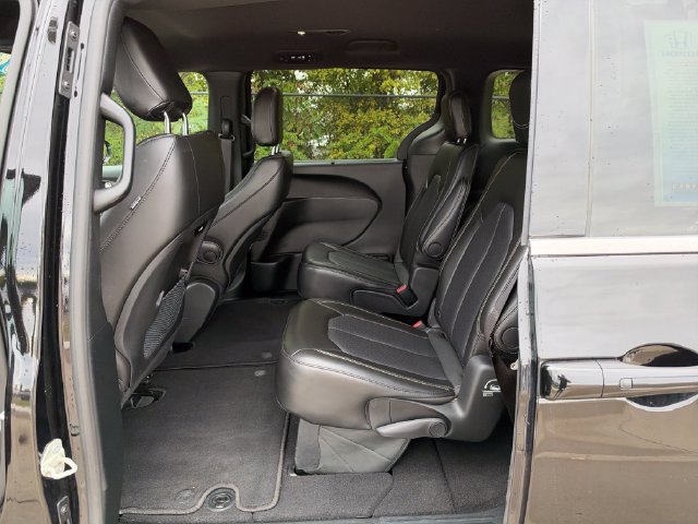 Used 2025 Chrysler Pacifica Select FWD image 14