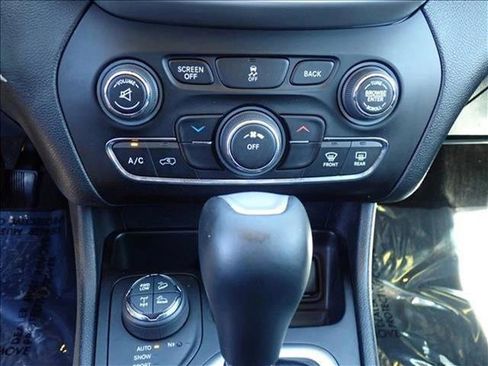 Used 2017 Jeep Cherokee Trailhawk AWD/4WD image 17