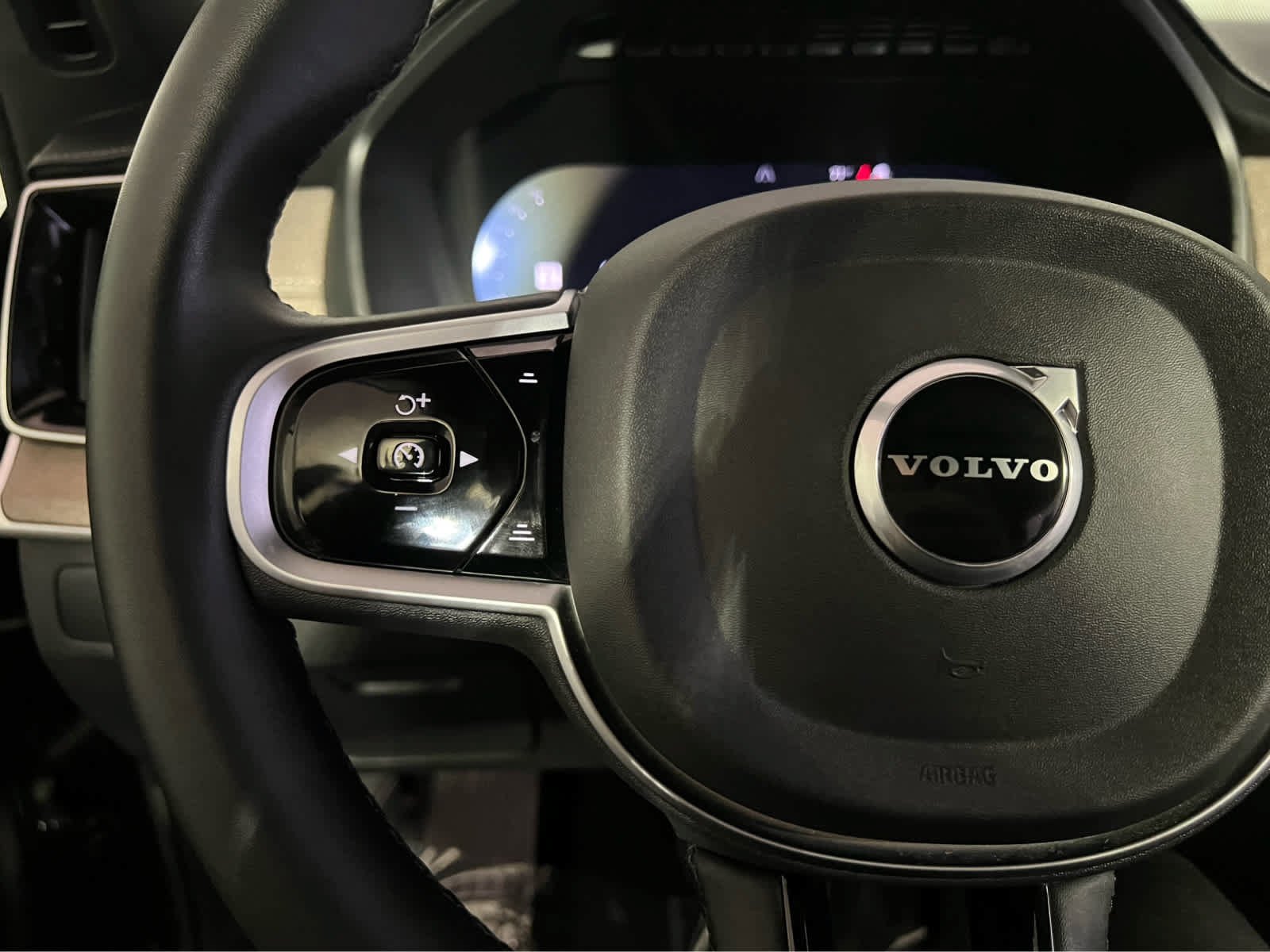 Used 2025 Volvo XC90 B5 Plus w/ Protection Package Premier AWD/4WD image 19
