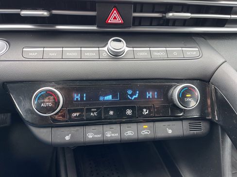 Used 2022 Hyundai Elantra Limited w/ Cargo Package image 12