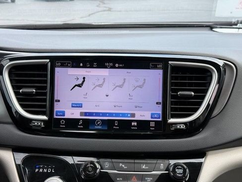 Used 2024 Chrysler Pacifica Touring-L FWD image 14