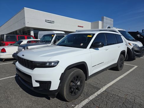 Used 2025 Jeep Grand Cherokee L Altitude image 4