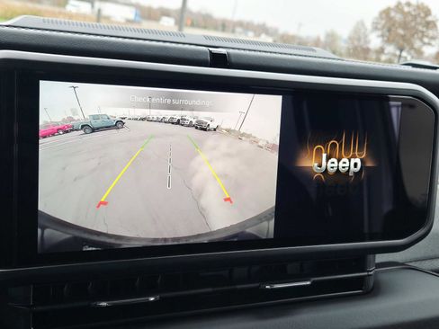 Used 2025 Jeep Wrangler Sahara image 31