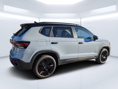 New 2026 Volkswagen Taos SE FWD image 3