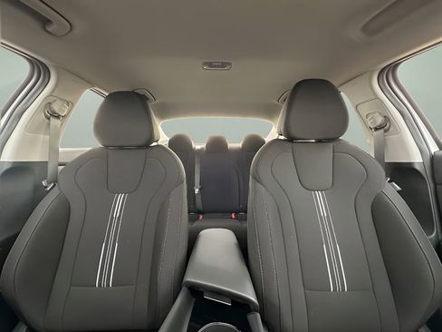 Used 2025 Hyundai Elantra Blue image 9